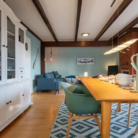 Am-hohen-ufer-reetdach-haus-strand-ahoi-131 * Großenbrode