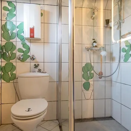 Am-hohen-ufer-reetdach-haus-strand-ahoi-131 * Großenbrode