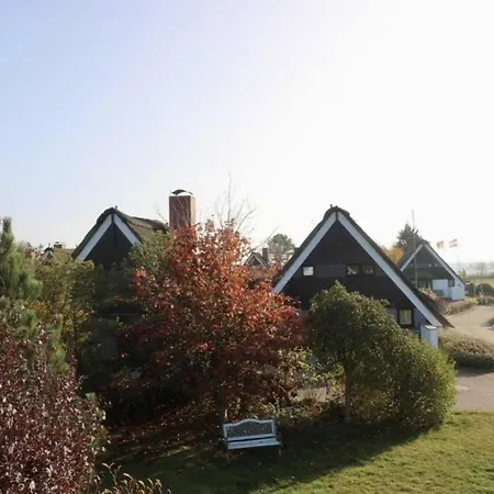 Am-hohen-ufer-reetdach-haus-strand-ahoi-131 Großenbrode