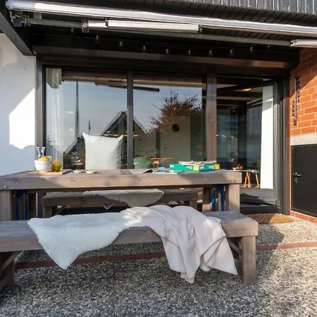 Am-hohen-ufer-reetdach-haus-strand-ahoi-131 *