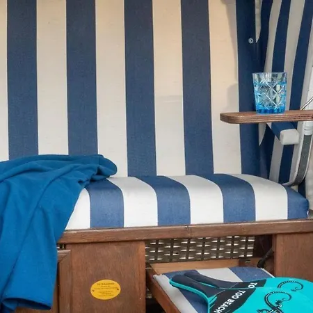 Am-hohen-ufer-reetdach-haus-strand-ahoi-131 * Großenbrode