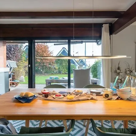 Am-hohen-ufer-reetdach-haus-strand-ahoi-131 * Großenbrode